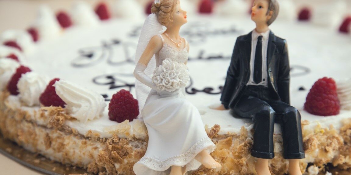 What is a mini wedding cake?